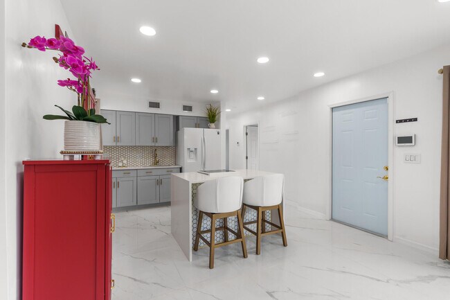 Building Photo - 201 NE 28th Ct