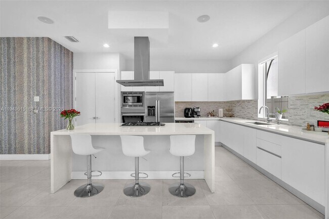 Building Photo - 7457 NW 101 Ave