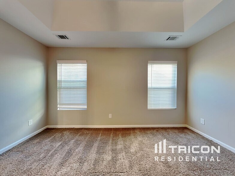 Building Photo - 3250 Alexandria Dr