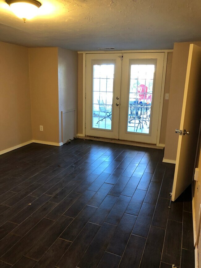 Building Photo - HALF OFF FIRST MONTH RENT!!        Vintage...