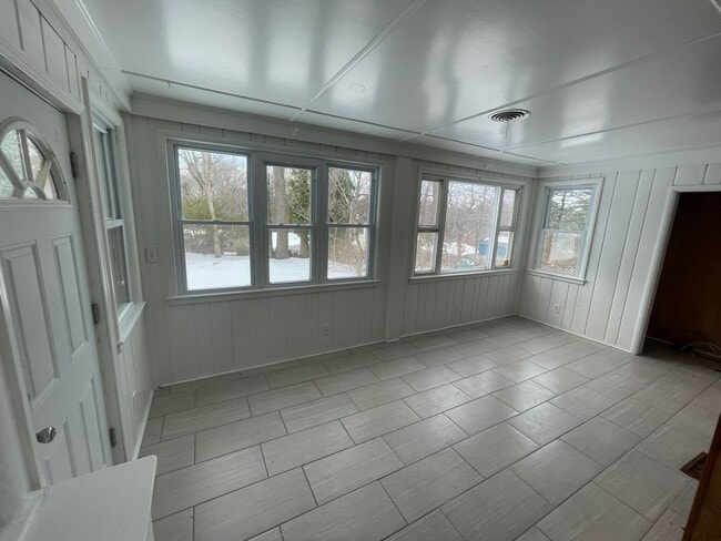 Building Photo - A 2 Bedroom Plus Den 1 Bath Brick Home Just Off Connecticut Ave. in Silver Spring