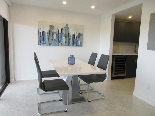 Building Photo - 859 Jeffery St