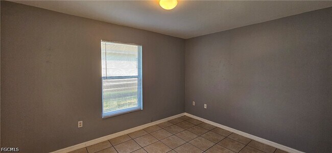 Building Photo - 401 SE 24th Ave