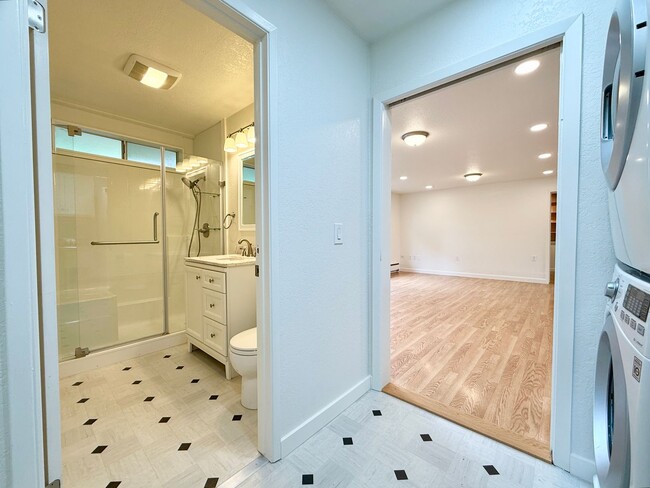 Building Photo - Coastal Living at its Finest (In-Law Suite...