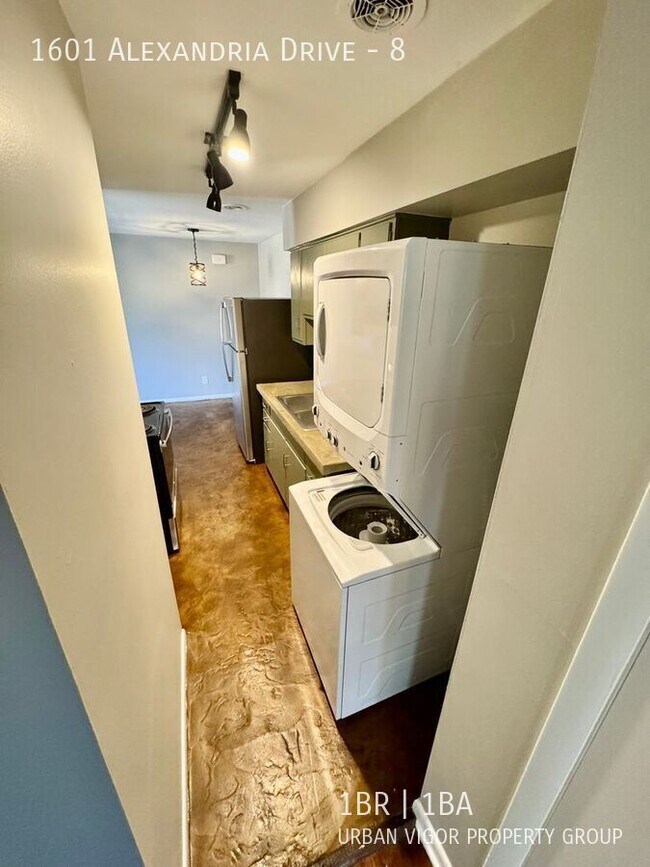 Building Photo - 1601 Alexandria Dr