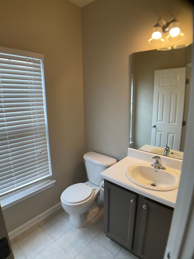 Building Photo - 3 Bed, 3.5 Bath Townhome with Garage!