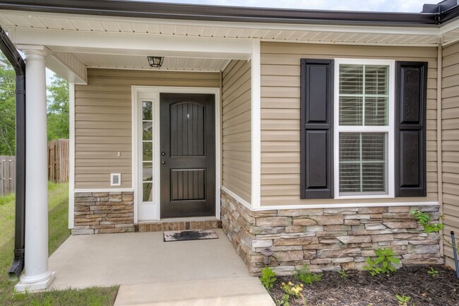 Building Photo - 3 Bedroom 2 Bathroom Home in Haynes Station