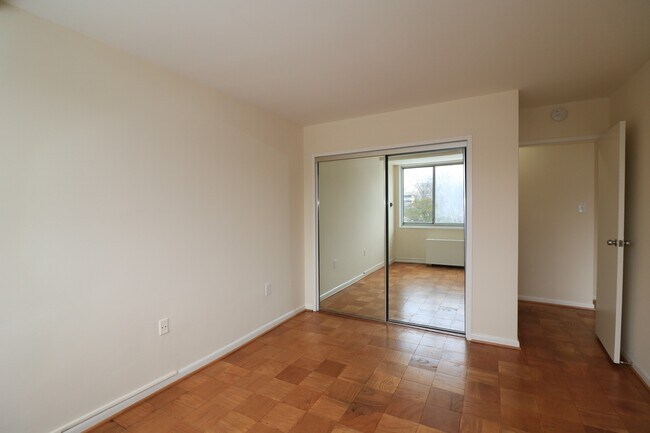 Building Photo - 2/2 Gem in Grosvenor Park!