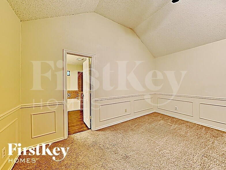 Building Photo - 811 W Lynn Creek Dr