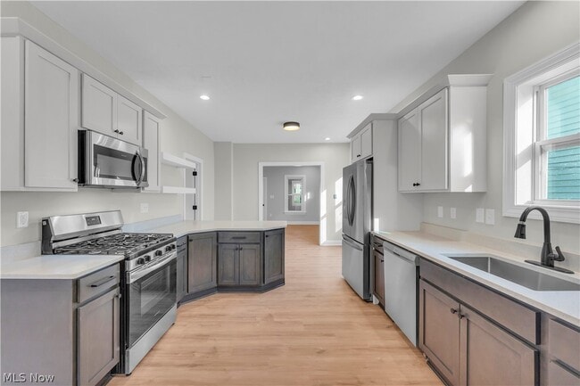 Building Photo - 1330 W 67th St