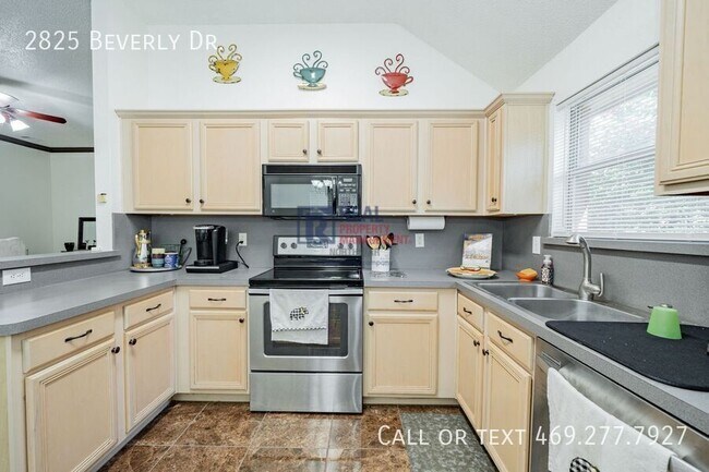 Building Photo - 2825 Beverly Dr