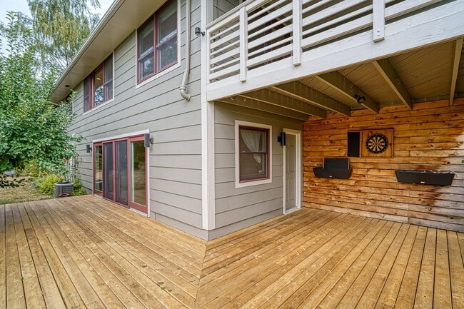 Building Photo - SW Portland!! Stunning 4-Bedroom Home with...