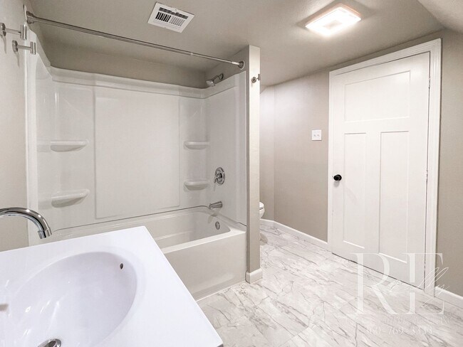 Building Photo - 3BR Bremerton Home with Vintage Charm & Mo...