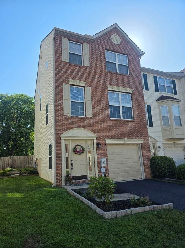 Building Photo - End Unit Townhouse in Brennan Estates- 2 B...