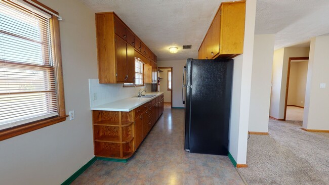 Building Photo - 3 Bedroom, 1 bathroom with Double Detached...