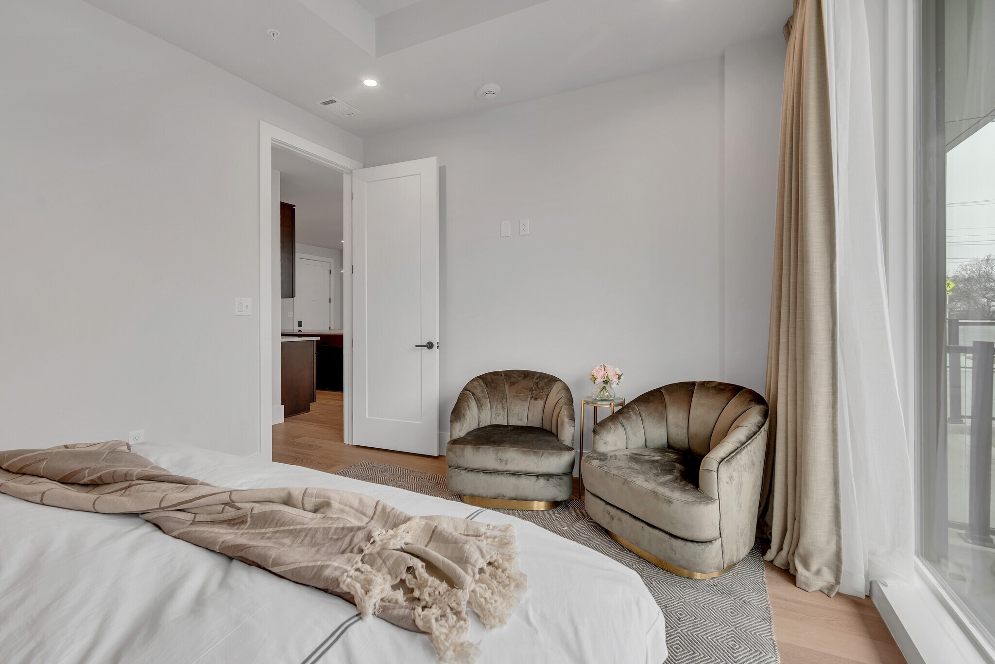 Building Photo - 321 31st Ave N