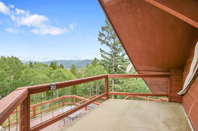 Building Photo - 204 Bristlecone Way