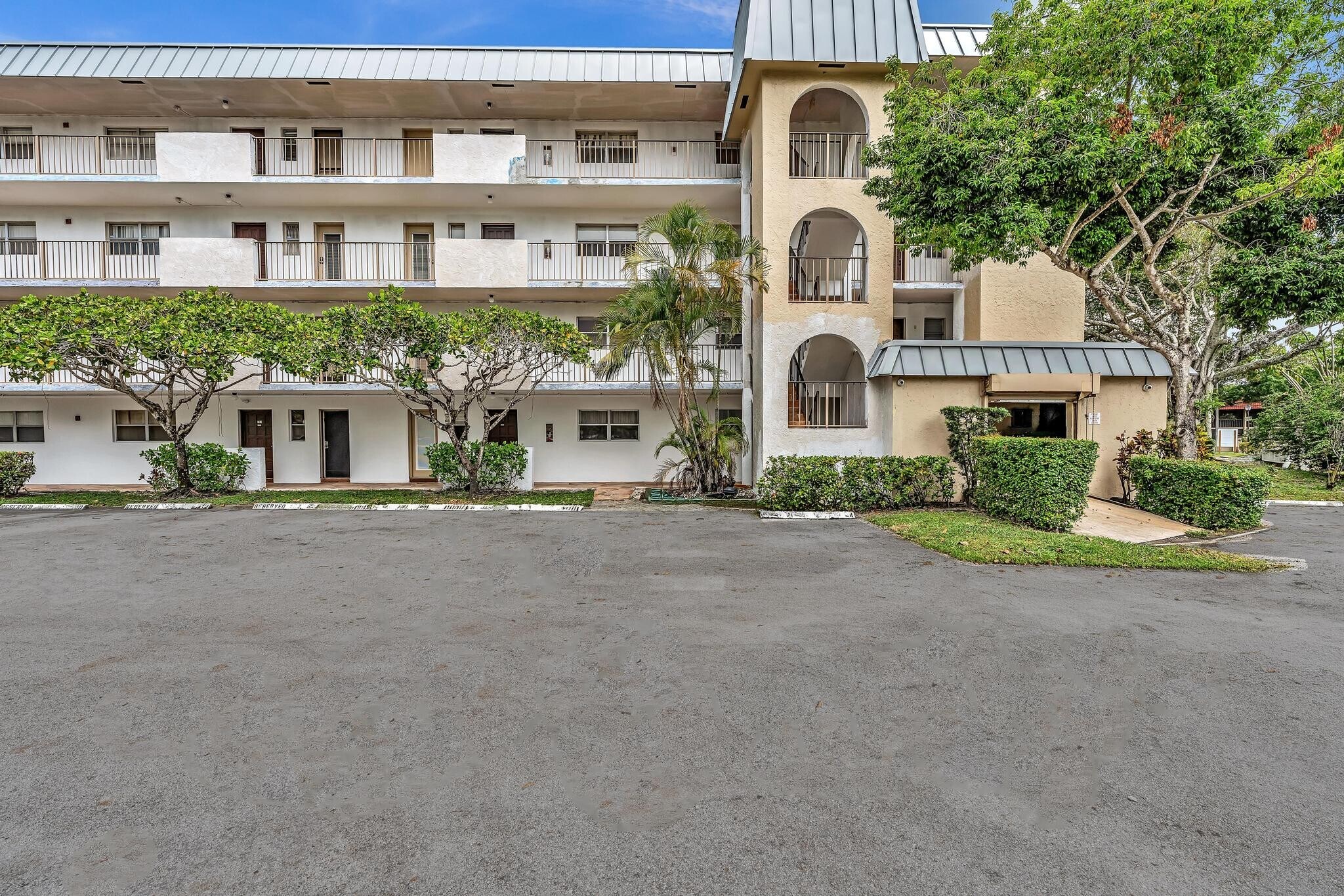 Building Photo - 5961 N Falls Circle Dr