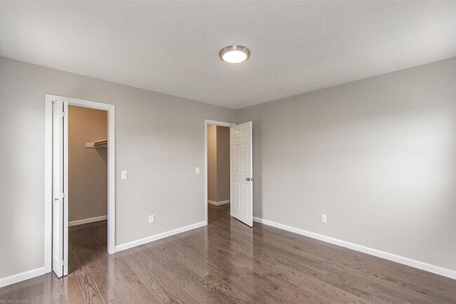 Building Photo - 6 bed/3 1/2 bath.  Pet Friendly