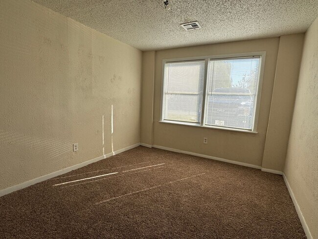 Building Photo - 1605 NW Williams- HALF OFF FOR MONTH OF FEBRUARY!