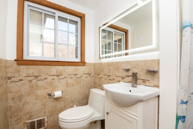 Building Photo - 22 Livoli Rd