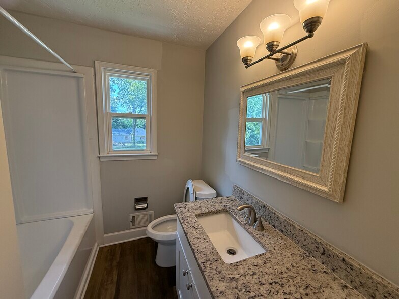 Bathroom - 1071 Oakland Ave SE