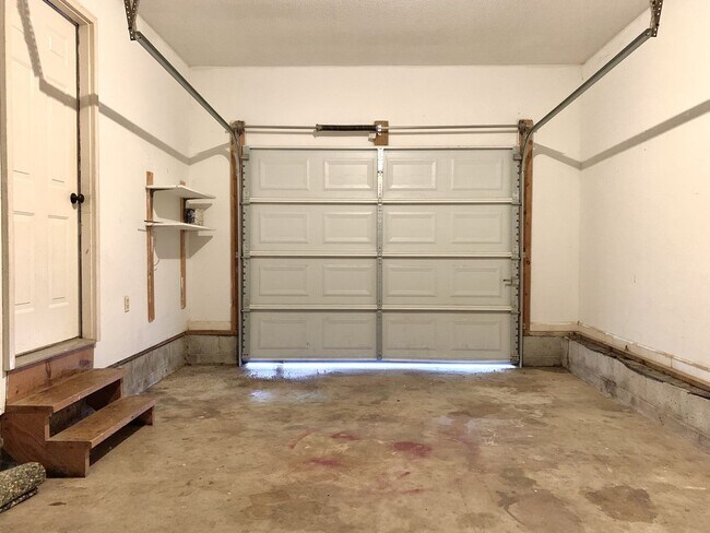 Building Photo - 236 Moncrest Dr