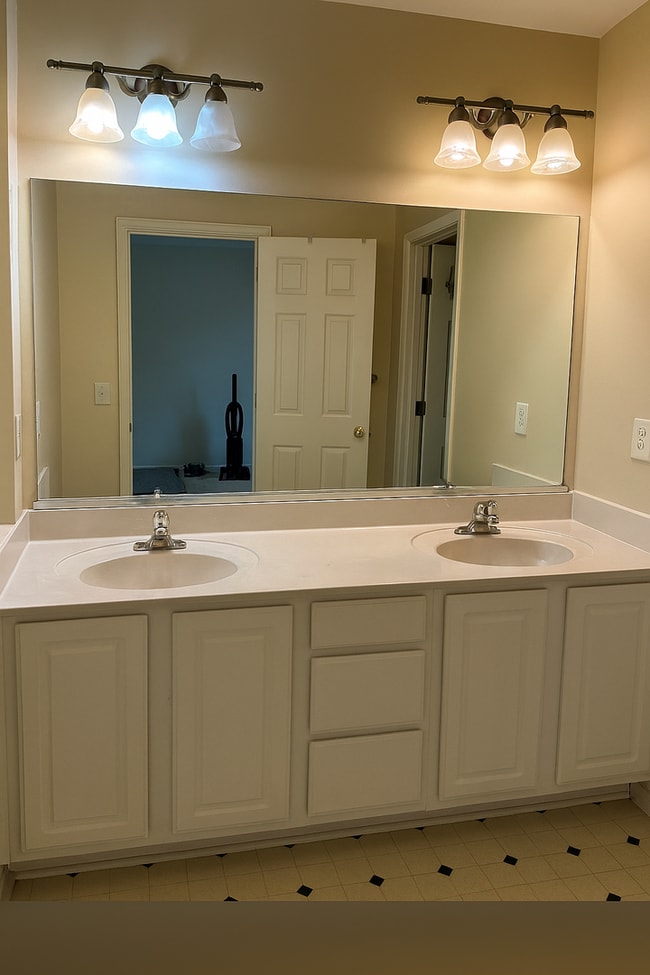 Building Photo - Three bedroom, 2 bath house in Elon