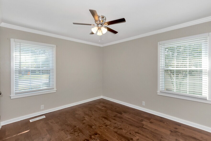 Building Photo - 3116 Hale Dr SW