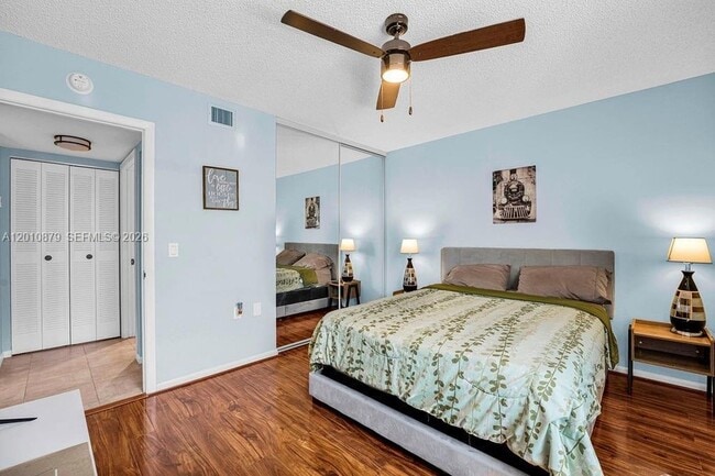 Building Photo - 6049 Balboa Cir