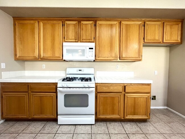 Building Photo - 5 bed, 3 bath located in Corona CA!