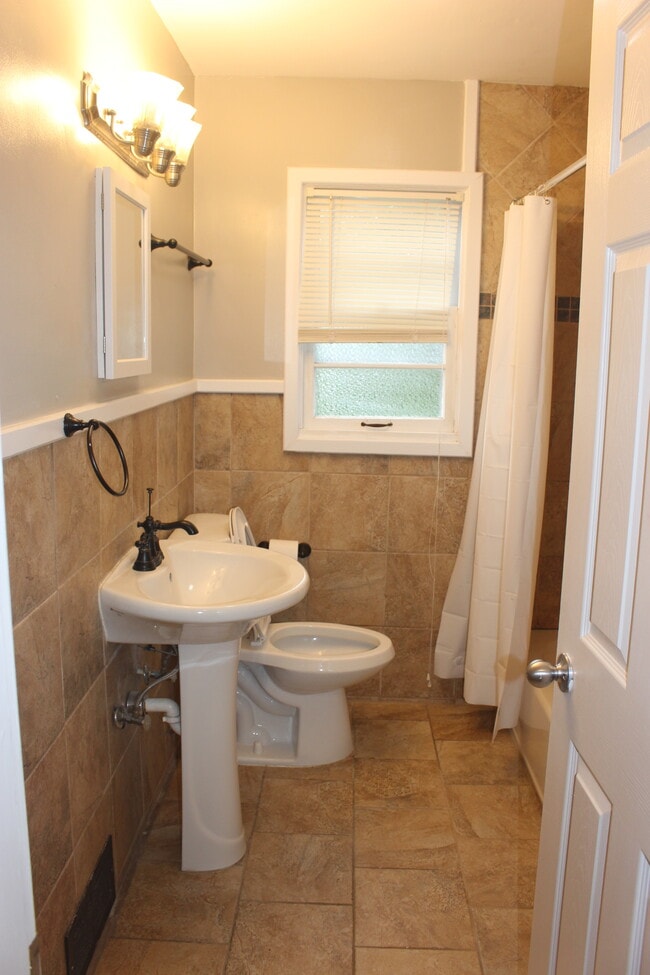 Building Photo - 246 Hill N Dale Rd