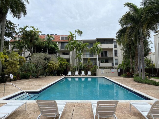 Building Photo - 6900 N Kendall Dr