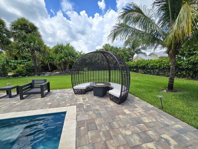 Building Photo - SEASONAL RENTAL - Luxury by the Beach!