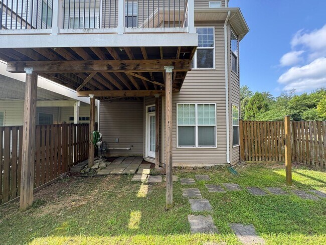 Building Photo - Luxurious 3 Bed 2.5 Bath End-Unit Townhome...