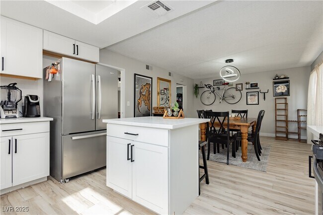 Building Photo - 5235 Sunnywood Dr