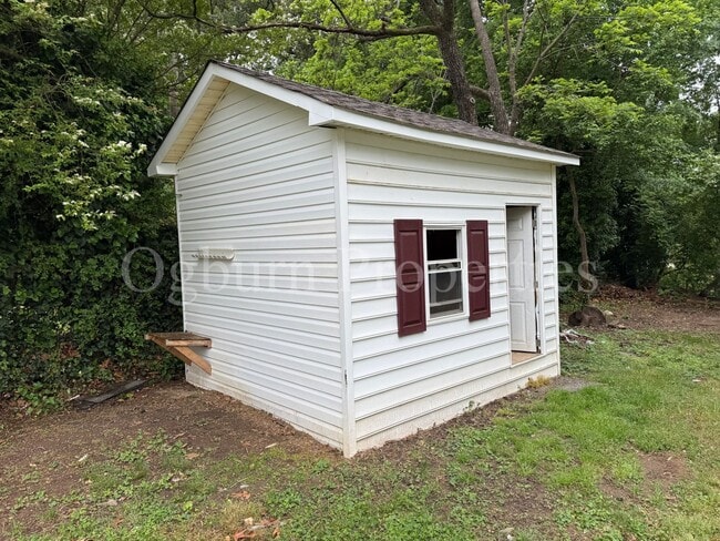 Building Photo - 4008 Leo St