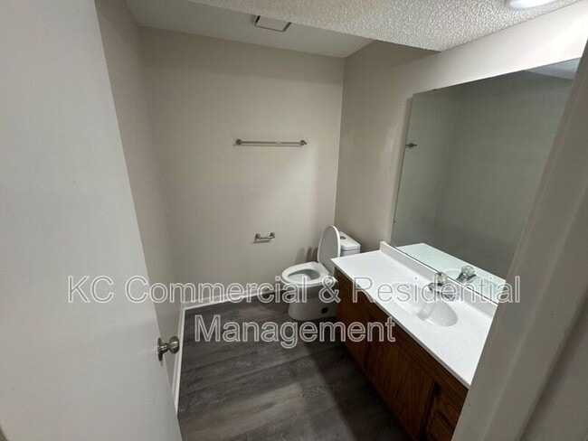 Building Photo - 5716 N London Ave