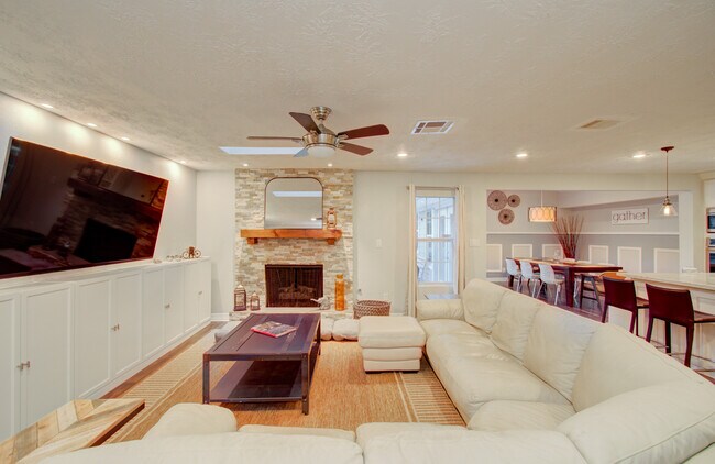 Building Photo - 11102 Hillcroft St