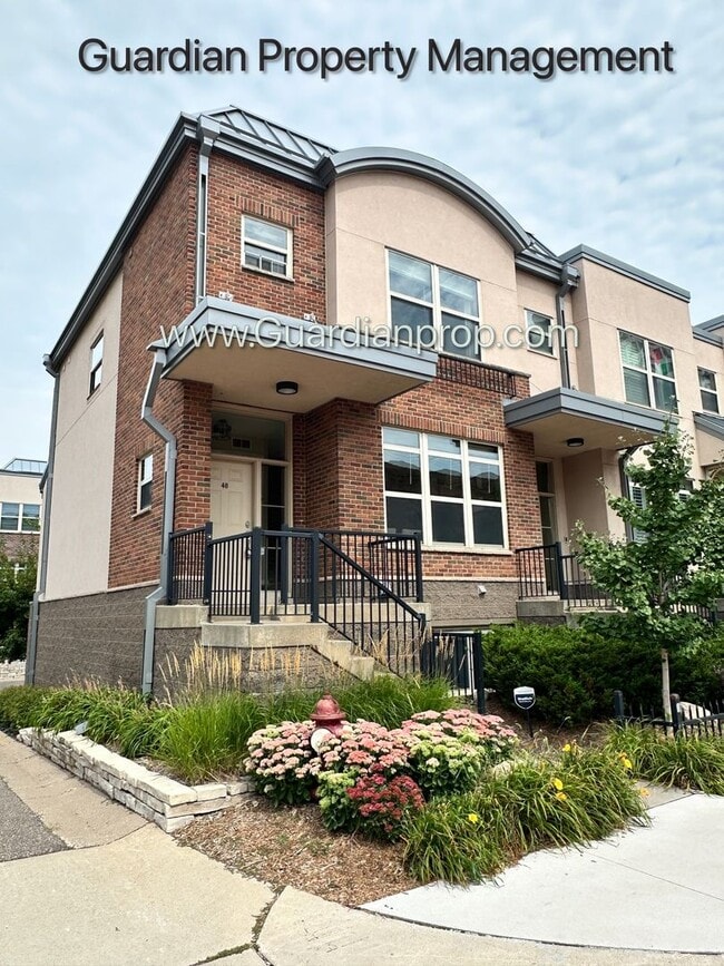 Building Photo - Northeast Minneapolis Town Home, Patio/Dec...