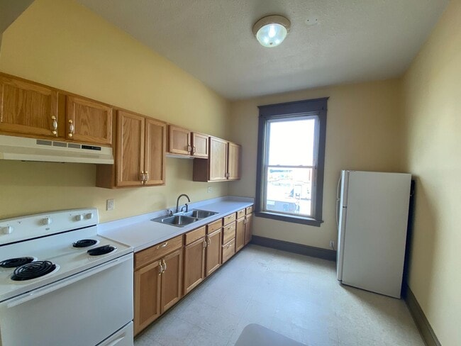 Building Photo - 786 7th St E