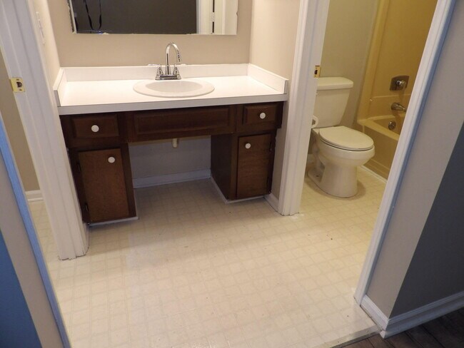 Building Photo - 176 Landings Dr