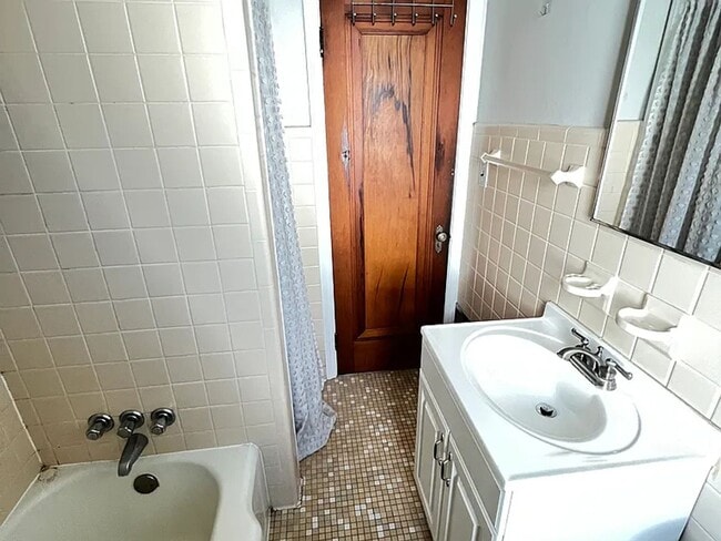 Building Photo - Walking Distance from Downtown!!!