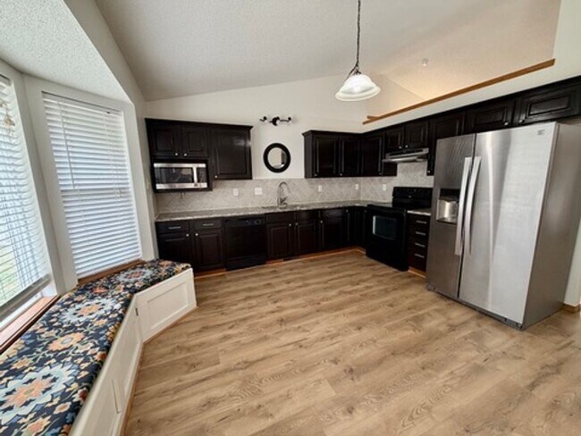 Building Photo - 4 bedroom Home in Regency Lakes!