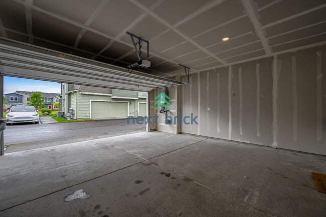 Building Photo - 3 Bed, 2.5 Bath Beautiful Condo Available ...