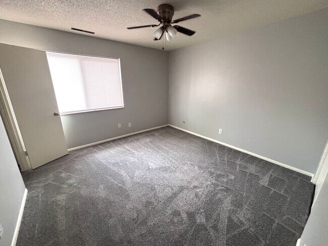 Building Photo - Charming 2-Bedroom Condo for Rent