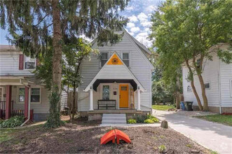 Building Photo - 336 E Siebenthaler Ave