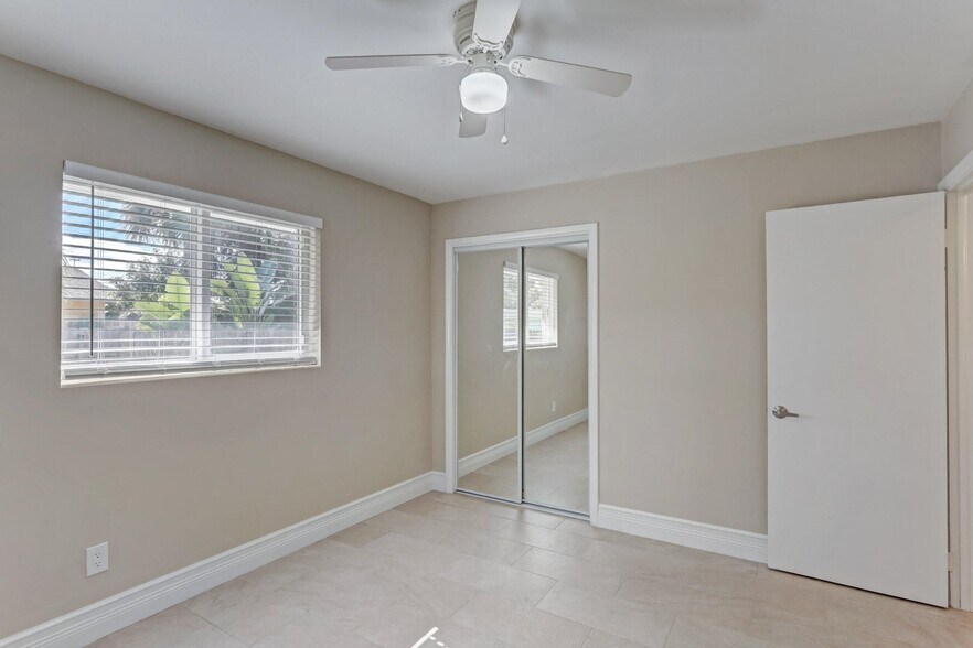 Building Photo - 2545 Venice Dr