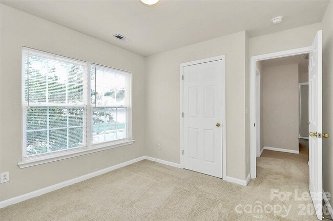 Building Photo - 10741 Mountain Springs Dr