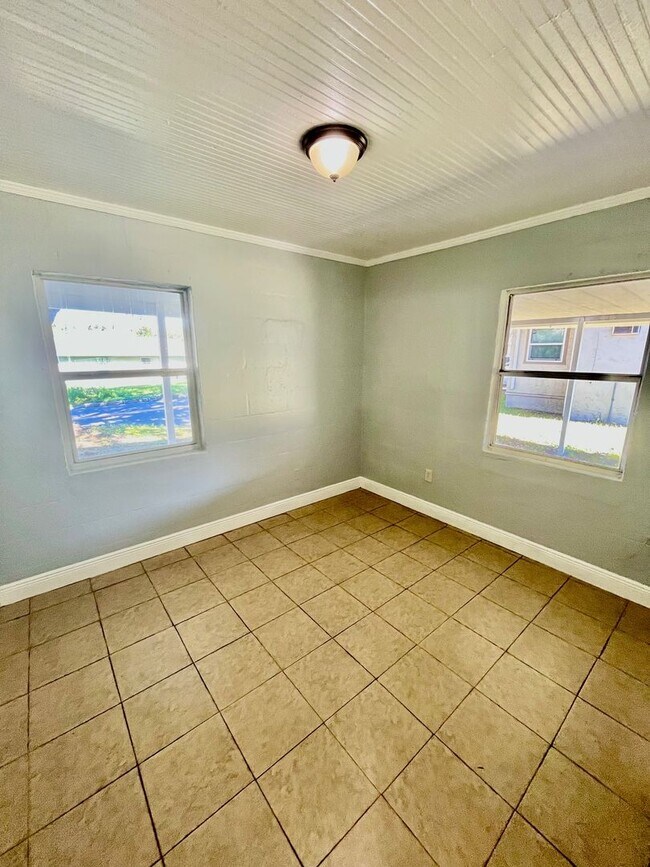 Building Photo - 516 Lowell St